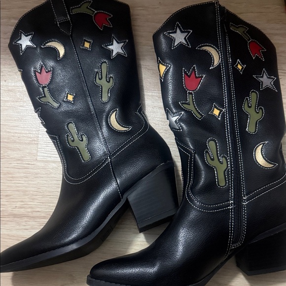 No Boundaries Shoes - No Boundaries Black Western Embroidered Cactus & Tulip Heeled Boots